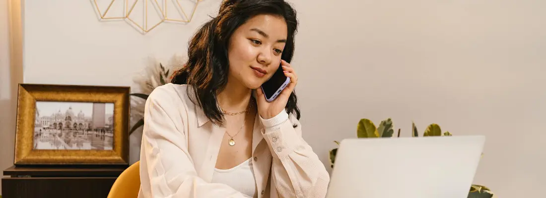 Foto de ANTONI SHKRABA production: https://www.pexels.com/es-es/foto/persona-mujer-ordenador-portatil-trabajando-8374272/